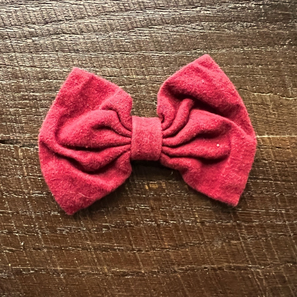 Girls clip bow maroon